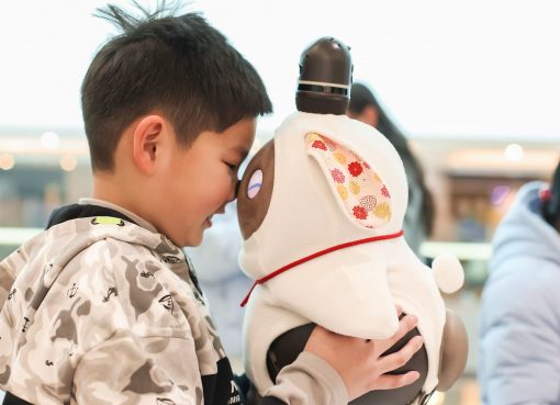 日本発「LOVOT」、中国で人気　寄り添い型ロボットに脚光